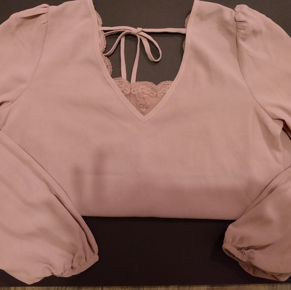 Mauve size M/6 long sleeve blouse with lace. NWOT
